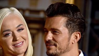 "21 ans de différence" : ce mythique acteur apparaît avec sa petite amie très "cadette", un écart d'âge bien patriarcal (coucou Léo)