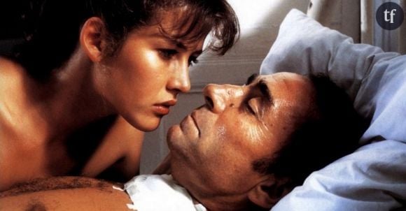 Très tôt, elle devient une proie du “male gaze”, ce regard masculin qui calque sur les actrices ses désirs libidineux. Démonstration : à 19 ans, elle incarne l’amante de Claude Brasseur, 50 ans, dans Descente aux enfers, polar très sulfureux. Oui oui, le même Claude Brasseur qui incarnait son père dans La Boum, six ans plus tôt. No comment.