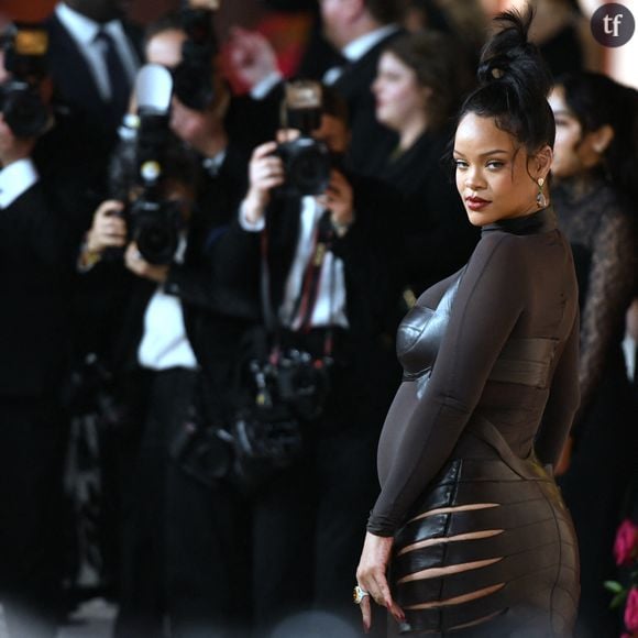 Soit Rihanna est jugée "trop sexy" (souvenez-vous : son show controversé du Super Bowl) soit... Complètement dépassée, dé-glamourisée, comme si sa seule sexualisation importait et que les femmes avaient une date de péremption sur le "marché de la bonne meuf", pour paraphraser cette chère Virginie Despentes.