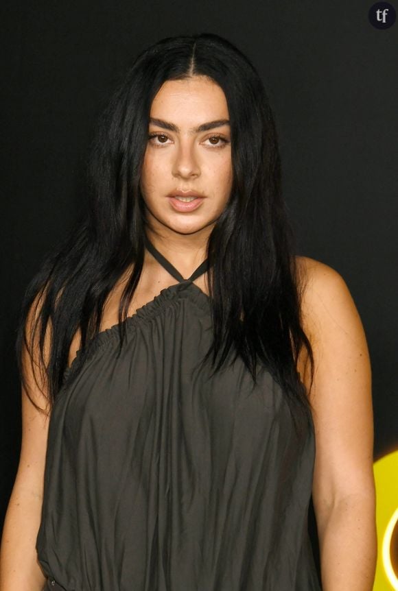 Charli xcx arbore au gré des tapis rouges divers looks tous plus sulfureux les uns que les autres, mais toujours fidèles à son image, irrévérencieuse, ultramoderne. L'an dernier la Britannique donnait ses lettres de noblesse, à l'instar de Dakota Johnson, à la naked dress, cette robe transparente que voulait faire interdire le Festival de Cannes pour “indécence”.