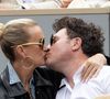 “Encore un autre”, “tout pour se faire remarquer” : Laeticia Hallyday heureuse en couple, elle affiche son bonheur… Et se fait méchamment tacler