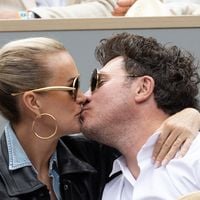 “Encore un autre”, “tout pour se faire remarquer” : Laeticia Hallyday heureuse en couple, elle affiche son bonheur… Et se fait méchamment tacler