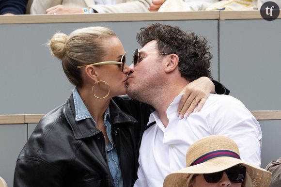 “Encore un autre”, “tout pour se faire remarquer” : Laeticia Hallyday heureuse en couple, elle affiche son bonheur… Et se fait méchamment tacler