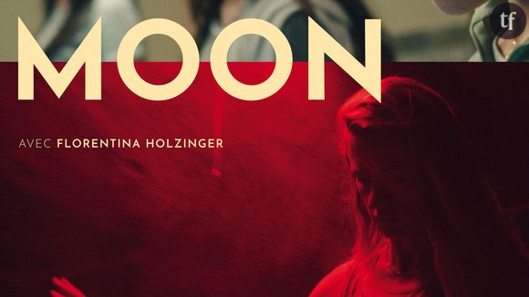 Sarah est une kick-boxeuse professionnelle tout droit venue de Vienne. Lorsqu’elle accepte de travailler quelques mois comme coach pour les jeunes sœurs d’une riche famille du Moyen-Orient, la sportive, si loin de son foyer, se retrouve confrontée à une ambiance de plus en plus oppressante. Peu à peu consciente de l'attitude très étrange de ses élèves, elle décèle un inquiétant malaise, voire… Un piège ? Portrait de femmes en forme de choc des cultures,  "du fin fond de l'Autriche à la Jordanie", telle que l’énonce un personnage, Moon est un film coup de poing, et pas simplement à cause du sport très musclé que pratique sa protagoniste.