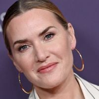 "Il lui faut une robe deux tailles plus grande !" : Kate Winslet se souvient les larmes aux yeux des pires remarques sexistes