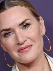 "Il lui faut une robe deux tailles plus grande !" : Kate Winslet se souvient les larmes aux yeux des pires remarques sexistes