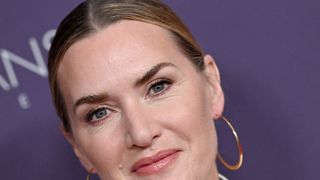 "Il lui faut une robe deux tailles plus grande !" : Kate Winslet se souvient les larmes aux yeux des pires remarques sexistes