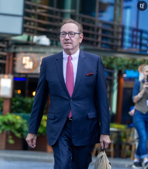 Et Spacey de recevoir... Un prix, désormais. En clamant : "Je suis toujours debout !". Avec ferveur et fierté. Oui oui.