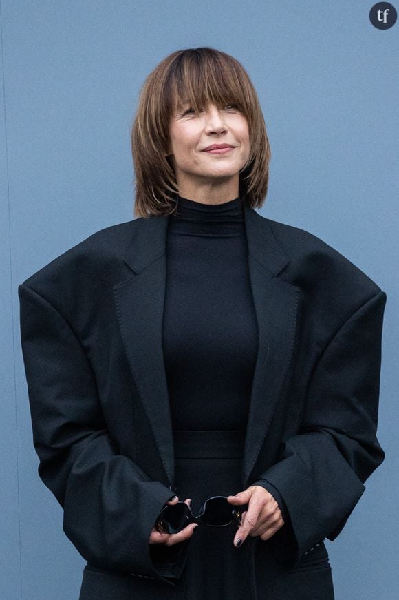 Après la publication d’images par Paris Match sur le réseau social TikTok, certains utilisateurs n’ont pas pû s’empêcher quelques commentaires autour de son âge. “On ne dirait pas elle”, a commenté un premier. “Elle a pris cher”, écrit un autre. “Lifting”, “Son visage a changé”, “Elle a pris un coup de vieux”, peut-on enfin lire. Des commentaires qui font lever les sourcils très haut.