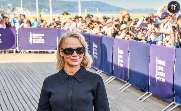 L'actrice et mannequin canado-américaine Pamela Anderson a été honorée vendredi 5 septembre lors de la soirée d'ouverture du Festival du cinéma américain de Deauville. Elle en a profité pour répondre aux accusations d'instrumentalisation de sa relation avec Liam Neeson comme outil de publicité pour la sortie de leur film Y a-t-il un flic pour sauver le monde ? (The Naked Gun).