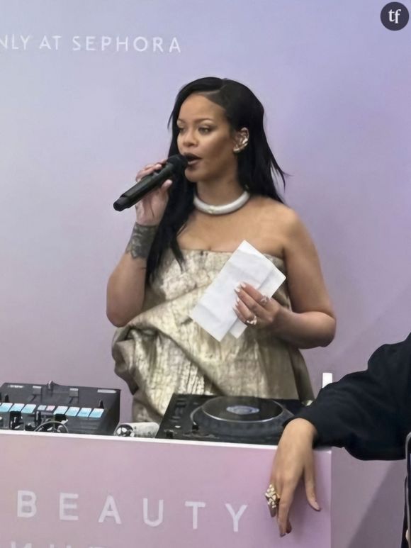 "C'est vraiment la seule star qui peut oser s'habiller en sac à patates". Rihanna en plein fashion faux pas ? Les fans sont perplexes suite à son dernier look très avant gardiste.