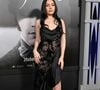Sur les red carpet, Charli XCX ose la naked dress, cette robe qui dévoile sous vêtements ou anatomie en fonction du style. La chanteuse défend le mouvement Free the Nipple et envoie souvent valser son soutien-gorge.