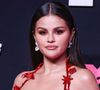 Selena Gomez toujours inégalée. L'actrice et chanteuse vient de vivre une année riche en éclats, entre le retour de la série dont elle occupe la tête d'affiche, It Only Murders In The Building (Meryl Streep a rejoint l'équipe), le succès de son dernier album, où va jusqu'à cligner de l'oeil à l'omniprésente charli xcx, et qu'elle a imaginé en compagnie de son cher et tendre Benny Blanco, ses amours, plus étincelants que jamais...