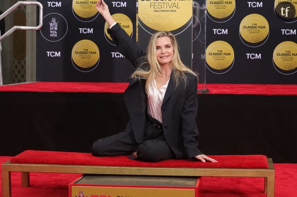 Sur les réseaux sociaux, l'apparition de Michelle Pfeiffer a fait sensation. "Michelle est éblouissante et c'est une légende ! Tout comme les sœurs Fanning ! Toutes des reines", peut-on lire sur Instagram.