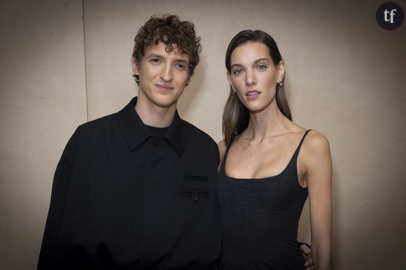 "C’est dramatique d'être si maigre ?!" : la chanteuse Charlotte Cardin défile à la Fashion Week et beaucoup de femmes critiquent son physique