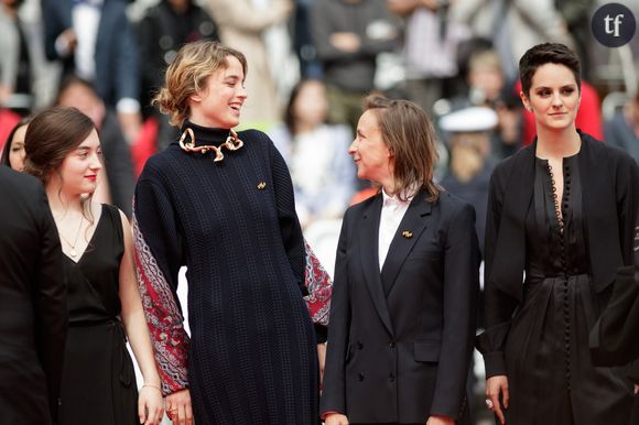 "Céline Sciamma repense la manière dont on peut raconter une histoire d'amour entre deux femmes et tout est réfléchi. Dans l'histoire qu'elle illustre, et l'érotisme qui en émane, il n'y pas de hiérarchie, jamais. En ce sens, il peut déstabiliser, car il y a du consentement partout, jamais de regard voyeur", détaille Iris Brey pour Terrafemina. C'est très bien résumé.