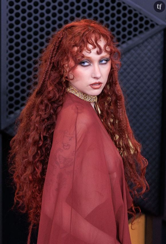 Alors que la 68e cérémonie des Grammys Awards se tenait ce 1er février à Los Angeles, Chappell Roan a fait tourner les têtes en arrivant dans une robe dénudée signée Mugler, qui a fait débat sur les réseaux sociaux.