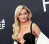 Avant la cérémonie de remise des prix, qui célébrait son 60e anniversaire, Kelsea Ballerini a donné un aperçu de son look sur le tapis rouge et a révélé qu'elle voulait une tenue qui pourrait résister à l'épreuve du temps. "En tant qu'artiste, c'est le plus grand ACM auquel j'ai pu assister, et je voulais donc trouver une tenue qui soit intemporelle et classsique, pour que je puisse toujours regarder les photos de cette soirée et me sentir bien", a-t-elle déclaré à CountryNow.
Pari gagnant donc avec la naked dress qui reste une valeur sûre, adorée par les célébrités sur le red carpet. Le look de Kelsea Ballerini a été conçu par les stylistes Rob Zangardi et Mariel Haenn.