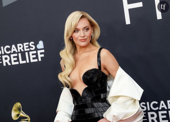 Avant la cérémonie de remise des prix, qui célébrait son 60e anniversaire, Kelsea Ballerini a donné un aperçu de son look sur le tapis rouge et a révélé qu'elle voulait une tenue qui pourrait résister à l'épreuve du temps. "En tant qu'artiste, c'est le plus grand ACM auquel j'ai pu assister, et je voulais donc trouver une tenue qui soit intemporelle et classsique, pour que je puisse toujours regarder les photos de cette soirée et me sentir bien", a-t-elle déclaré à CountryNow. 

Pari gagnant donc avec la naked dress qui reste une valeur sûre, adorée par les célébrités sur le red carpet. Le look de Kelsea Ballerini a été conçu par les stylistes Rob Zangardi et Mariel Haenn.