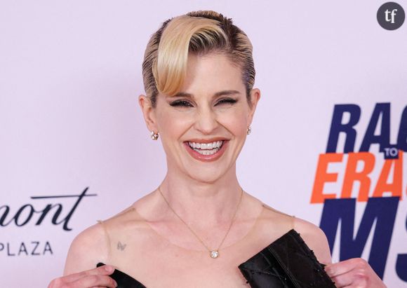 Sous des clichés publiés sur le compte Just Jared où la mère et la fille apparaissent main dans la main, les internautes n’ont pas manqué de commenter le physique des deux femmes : “Elles ont l’air malades”, “Elles sont très belles, mais bien trop maigres”, “Kelly sera bientôt invisible, ce n’est pas sain”, “C’est triste”, “Elles ont toutes les deux besoin de manger”, “Elles sont horribles. On dirait des bâtons”, Vous jouez à quoi ? Celle qui meurt de faim en premier ?”.