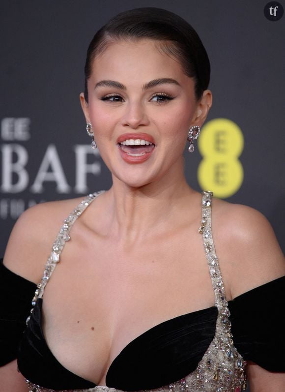 Selena (Gomez) a embrassé le stylisme de Schiaparelli aux BAFTAs - les cruciaux pré Oscars. La chanteuse et comédienne arborait effectivement sur le tapis rouge de la cérémonie une élégante robe qui a fait chavirer bien des coeurs. Un style "incroyablement glamour" comme l'énonce VOGUE, qui a validé plutôt deux fois qu'une la flamboyance fashion de la star.