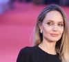 Plus encore, là où l'analyse tutoie une certaine justesse, une grande lucidité, c'est dans cette observation qui ne manque pas d'amertume : le temps de ces commentaires raillant l'âge dit "avancé" d'Angelina Jolie, quinquagénaire (mais Louis Garrel n'est pas vraiment si jeune), les femmes sont nombreuses voire très nombreuses à s'acharner sur... Les femmes. Beaucoup de réactions exacerbées sont vraisemblablement féminines. Comme une forme de rivalité ou de véhémence anti-sororale.