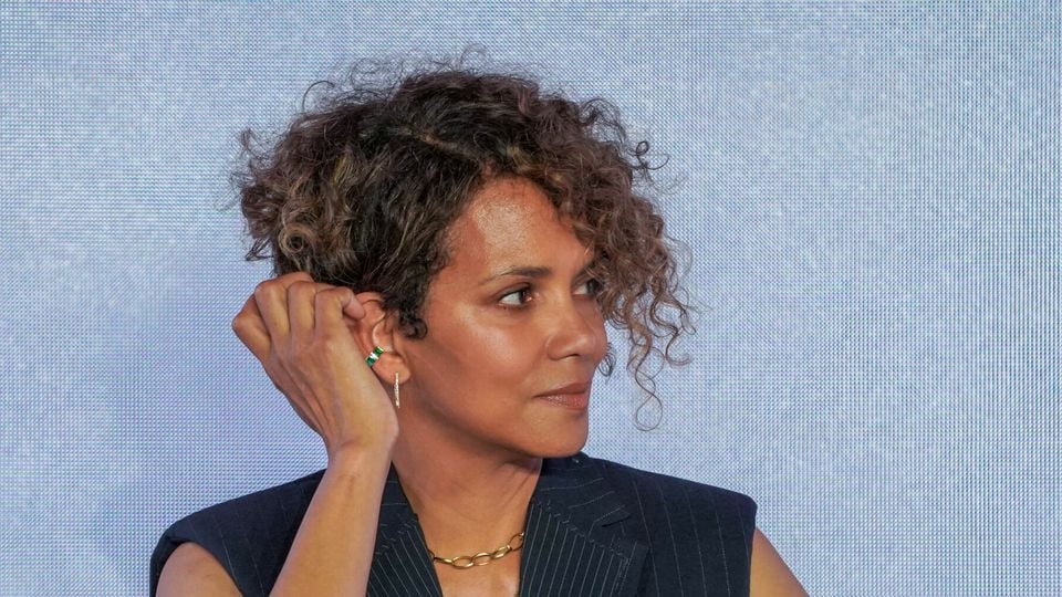 Ce "sex symbol ménopausé" se lance dans un combat intime et politique