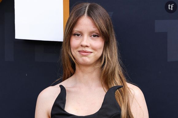 Mia Goth obsède la critique, en pamoison face à cette star vraiment pas comme les autres.

L'actrice la plus gothique du cinéma hollywoodien - oui oui, loin devant Jenna Ortega - connue pour ses partitions très baroques, de Suspiria à X en passant par A Cure For Life et Pearl - éblouit de plus belle dans la toute dernière relecture en date d'un immense classique de la littérature horrifique : le Frankenstein de Guillermo Del Toro. Un projet d'une vie, hyper attendu, de la part du metteur en scène mexicain. Et où la comédienne ne dépareille pas, étant déjà "fantastique" au naturel.
