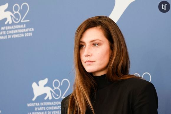 Et pour cette cérémonie de clôture du festival de cinéma vénitien, elle a évidemment voulu marquer les esprits avec un changement capillaire. Elle a troqué ses longueurs châtains pour un carré court à frange d'un brun intense qui renforce son regard magnétique. Plus tôt dans la journée, la jeune femme apparaissait à une conférence de presse avec ses longueurs, ce qui laisse penser qu'il s'agit probablement d'une perruque.