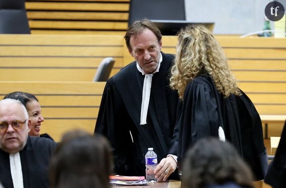 Exemples ? Elle raconte : “J’ai pu lire sur les réseaux sociaux, et ma fille aussi : A tous les coups, il se la tape, Je l’ai vu se pencher sur elle et lui dire : Je t'aime…”. Une certaine conception du sexisme ordinaire. En voyant une jeune avocate défendre un auteur de féminicides, une frange sexiste du public voit forcément entre les deux des desseins amoureux ou une relation sexuelle. Surtout, lui assigne d'emblée une forme d'hyper sexualisation, et cela vient délégitimer immédiatement ses compétences. Tout un programme.