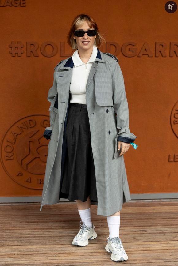 Sa chanson “Je t’accuse” est un cri du cœur, et un manifeste, en faveur de la libération de la parole, celle des victimes de violences, sexistes et sexuelles, mais aussi une critique très incarnée de l’impunité, celle des agresseurs. Suzane fait résonner sa colère et a ponctué cette performance aux Victoires de la Musique d’un happening tout aussi éloquent : des femmes sont venues sur scène, des pancartes dans les mains, et sur ces pancartes, les noms de victimes de féminicides et de violences sexuelles.