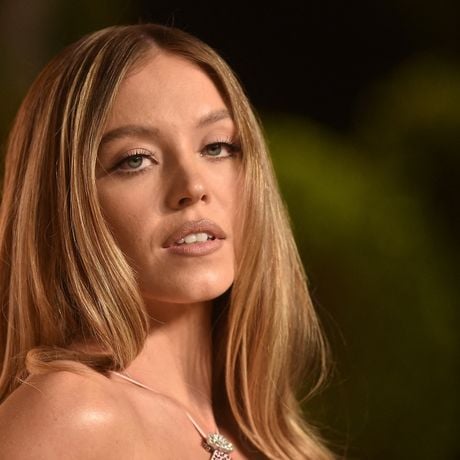 "Une déesse", "si sexy", "penche-toi..." : Sydney Sweeney s'affiche en culotte et affole la Toile