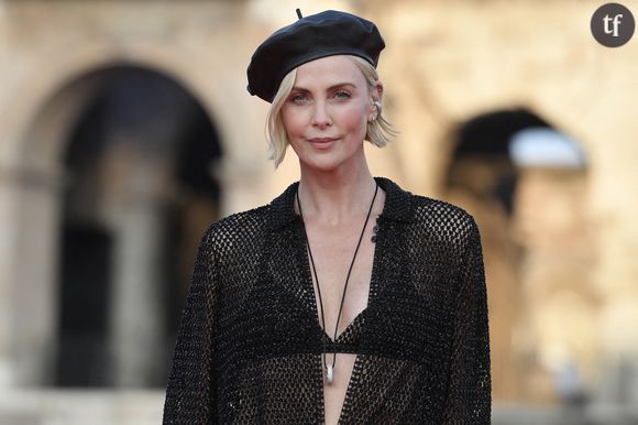 Charlize Theron devient Charlize xcx. Le sex symbol de 49 ans pose en culotte - oui oui - sur le tapis rouge pour le plus grand bonheur des photographes immortalisant son irrévérence fashion. Un look brat summer naturellement sulfureux !