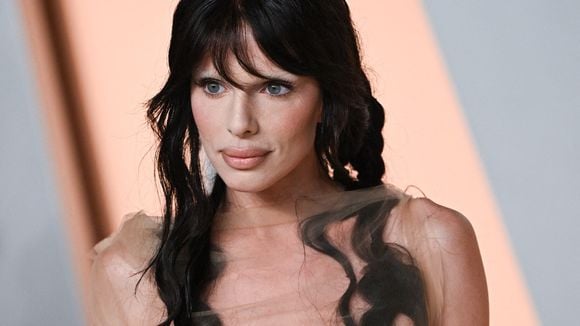 "What the f*** ?!" : Julia Fox ose un look audacieux sur le tapis rouge et choque les internautes