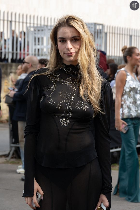 "Montrer ses fesses c'est être tendance" : Adèle Castillon dévoile son corps en naked dress à la Fashion Week et les misogynes sont scandalisés