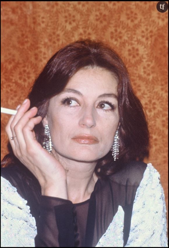 C'est l'histoire d'une danseuse de cabaret, Lola, qui élève seule son fils, et attend le retour de son amant... Dans le rôle titre, la chantante et mélancolique Anouk Aimée, disparue le 18 juin dernier. Une comédienne magnifiée par Lelouch, Agnès Varda, Federico Fellini...