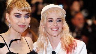 "Sa beauté est stupéfiante", "Elle a 60 ans ou 30 ?" : cette légendaire actrice rend fous les internautes à Cannes avec son look audacieux