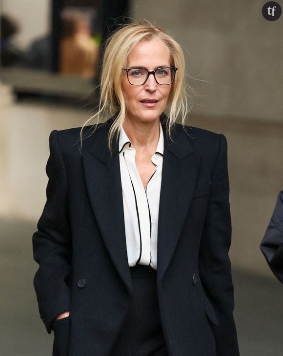 Ce que dénonce justement la journaliste française Laure Adler dans ses travaux. La discrimination liée à l’âge, c’est vrai, concerne aussi les hommes, mais cette invisibilisation, cette mise au ban, du domaine professionnel comme de la scène culturelle, va d’autant plus atteindre les femmes, déjà largement discriminées : inégalités salariales, body shaming, plafond de verre. “Le plus grand mensonge, c’est qu’une femme de plus de cinquante ans devrait arrêter d’essayer. Qu’elle ne devrait plus tomber amoureuse, lancer un projet ou poursuivre ses rêves. En réalité, c’est souvent à cet âge qu’on se sent le plus aligné.”, achève Gillian Anderson dans son plaidoyer pour une société plus égalitaire.