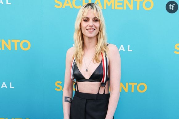 L'actrice de 34 ans a débarqué en pantalon noir à bretelles et soutien-gorge en cuir. Sa tenue n'a pas laissé indifférent sur les réseaux sociaux.