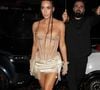 Kim Kardashian qui ces derniers mois s’est réjouit de banaliser les looks les plus sexy, entre tenue BDSM signée Mugler, robes transparentes, lingerie très fine et décolletés ubuesques, apparaît ainsi d’une manière encore plus sulfureuse.