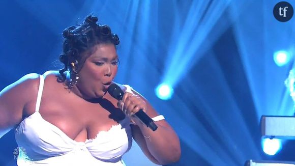 Lizzo a fait vraisemblablement des accusations de harcèlement sexuel revendiquées par certaines de ses danseuses de l'histoire ancienne. Elle donne la à ses fameuses chorégraphies dans ses nouveaux concerts... Et les internautes eux n'oublient pas.