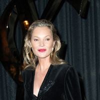 “Pathétique”, “crispée”, “sous médocs”, le visage de Kate Moss vivement critiqué lors de son apparition à la Fashion Week