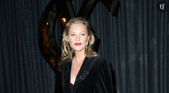 “Pathétique”, “crispée”, “sous médocs”, le visage de Kate Moss vivement critiqué lors de son apparition à la Fashion Week