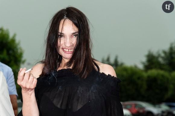 A bon entendeur bien sûr. Tout cela énoncé avec l'éternel bagout "grande gueule" de l'icône provoc. Cela va sans dire. Comme une réminiscence de sa grande amie : Virginie Despentes.