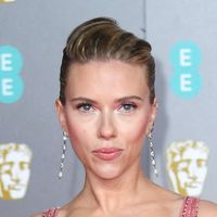"Elle éblouit" "Sublime" : Scarlett Johansson sidère ses fans avec son nouveau look audacieux et hyper glamour