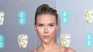 "Elle éblouit" "Sublime" : Scarlett Johansson sidère ses fans avec son nouveau look audacieux et hyper glamour