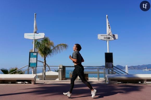 Intitulé “Joggeuses, la peur aux trousses”, ce long format associe témoignages poignants et analyse pour essayer de comprendre pourquoi ces femmes continuent de faire l’objet d’attaques violentes par des hommes. Le média en a également profité pour donner la parole, en vidéo, à l’une de ces victimes, Sylvia Peromingo, violée en 2004 alors qu’elle faisait son jogging en plein jour dans un parc animé.