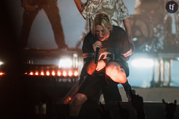 Et de développer : "Les fans, pense-t-il, étaient « habitués à ce que Linkin Park soit six mecs et la voix d'un homme qui mène cette chanson. Ils étaient tellement mal à l'aise avec ce que c'était qu'ils ont choisi une tonne de sujets de plainte. Ils pointent du doigt dix directions différentes en disant : "Voilà pourquoi je suis en colère, voilà pourquoi le groupe est nul".