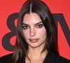 "Nudité féministe" : Emily Ratajkowski pose nue sur ces photos très sensuelles et "dignes d'une galerie d'art"
