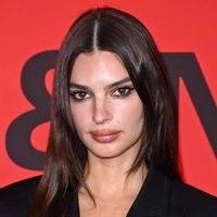 "Mon corps" : Emily Ratajkowski pose nue sur ces photos très sexy et "dignes d'une galerie d'art"